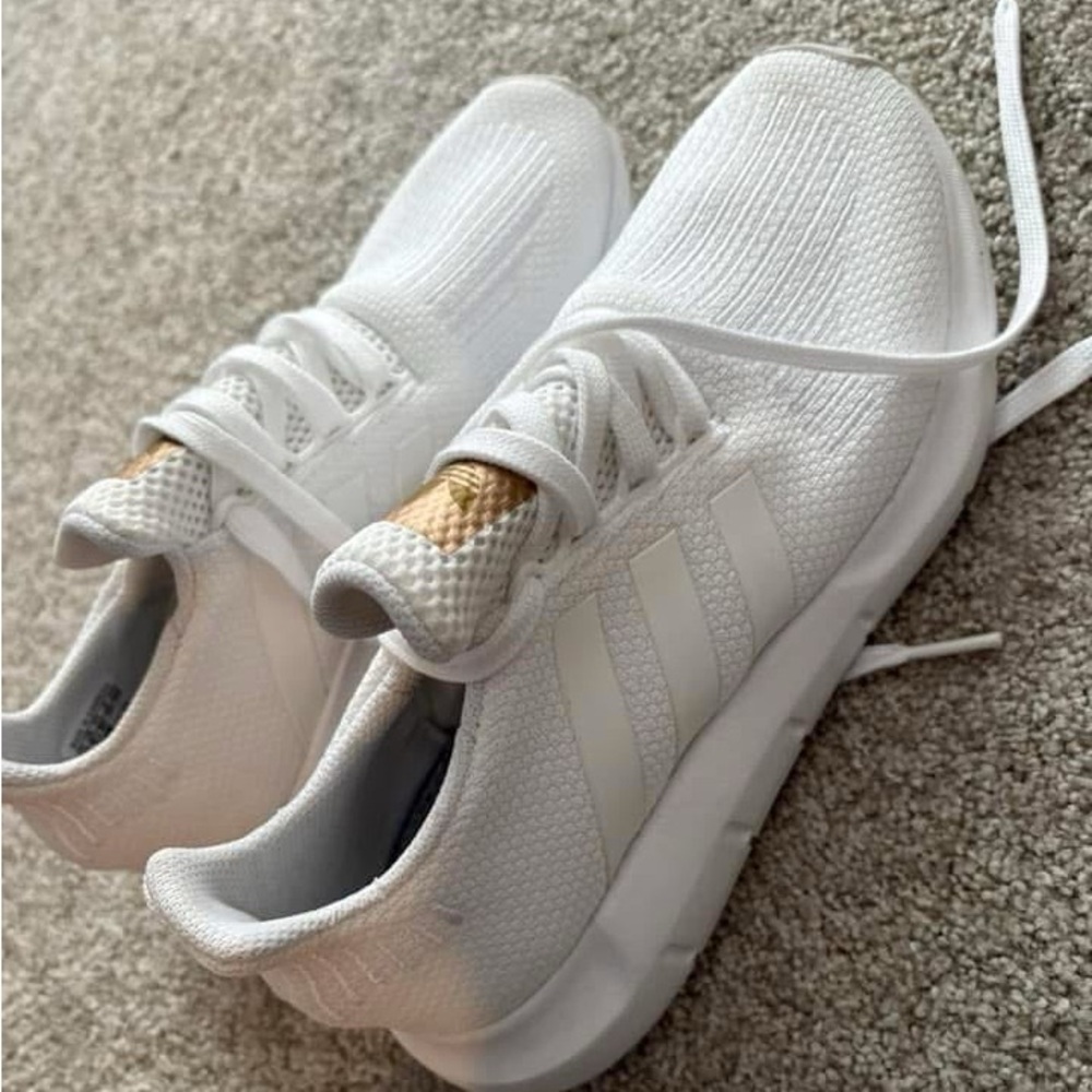Women’s adidas sneaker just like new